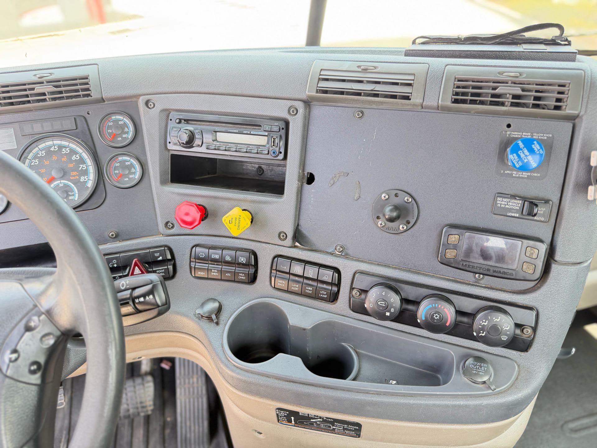 2015 Freightliner M2 image 13