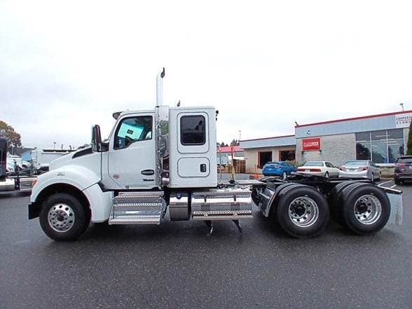 2025 Kenworth T880 image 2