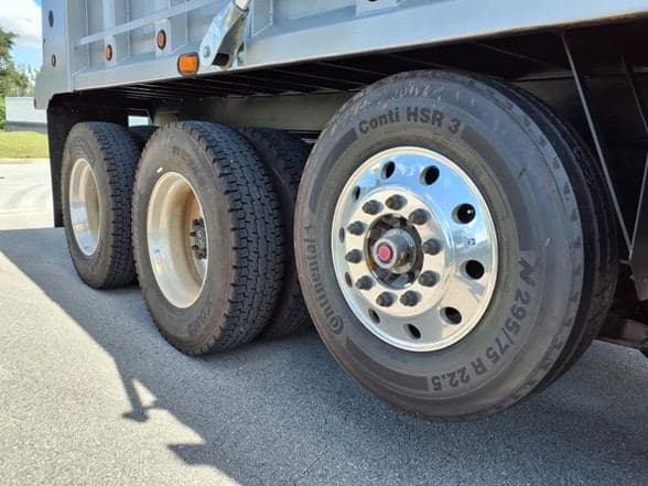 2025 Kenworth T880 image 10