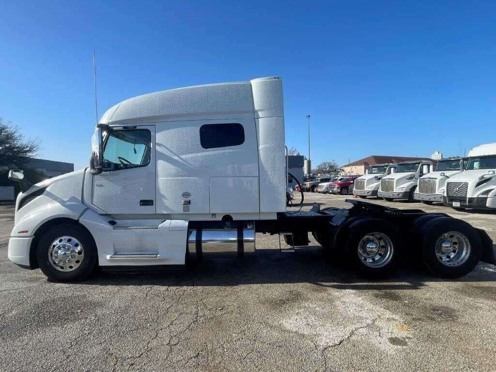 2020 Volvo VNL image 5