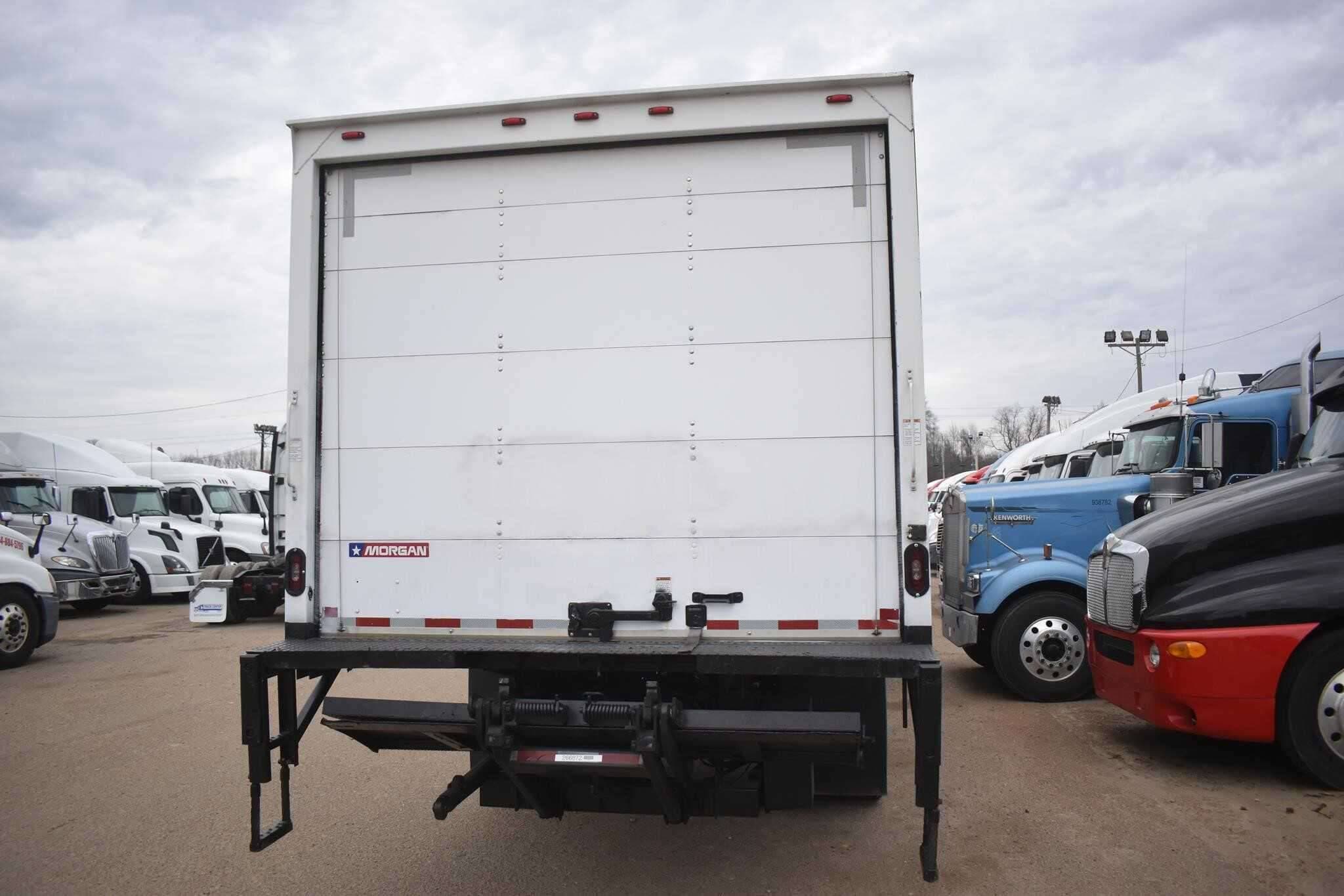 2020 Freightliner M2 image 3