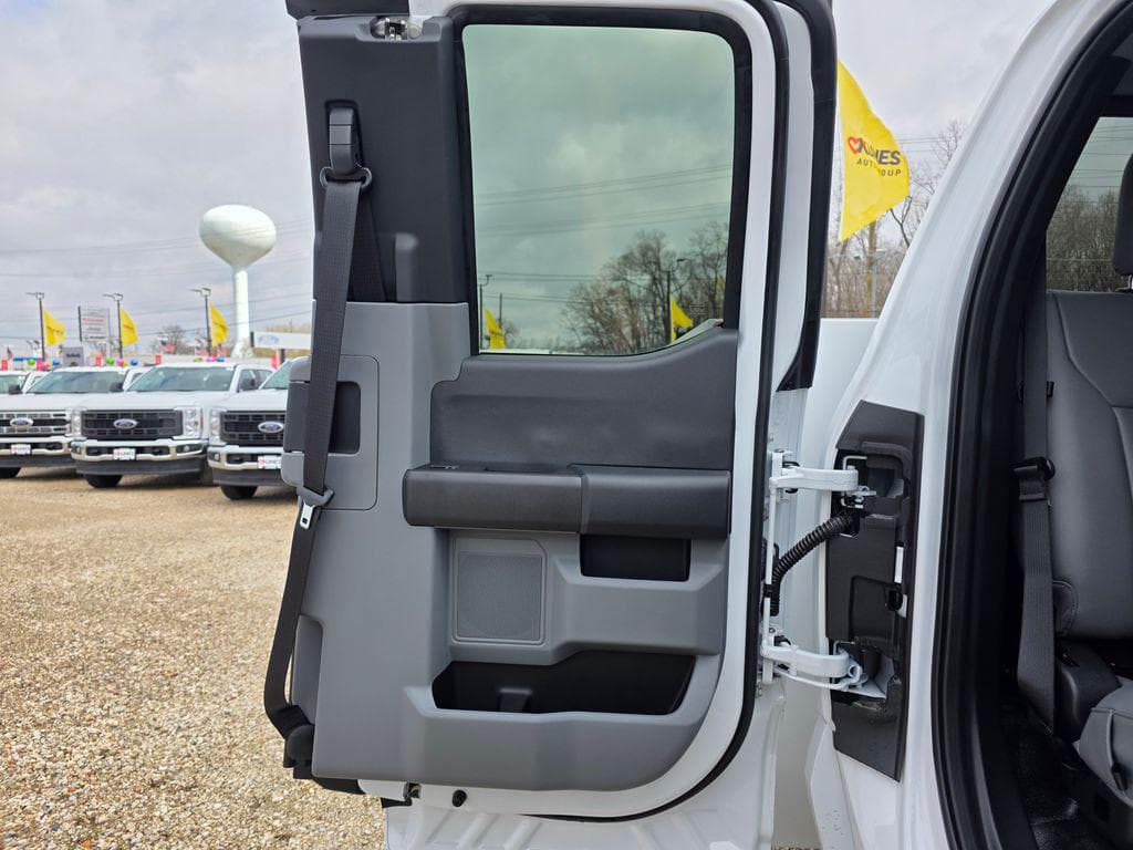 2026 Ford F-550SD XL Service Utility Body image 40