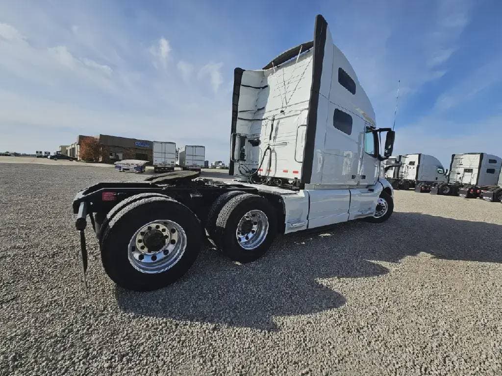 2022 Volvo VNL image 3