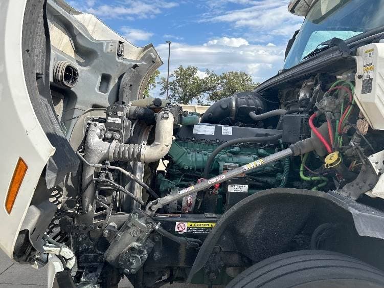 2023 Volvo VNL image 2