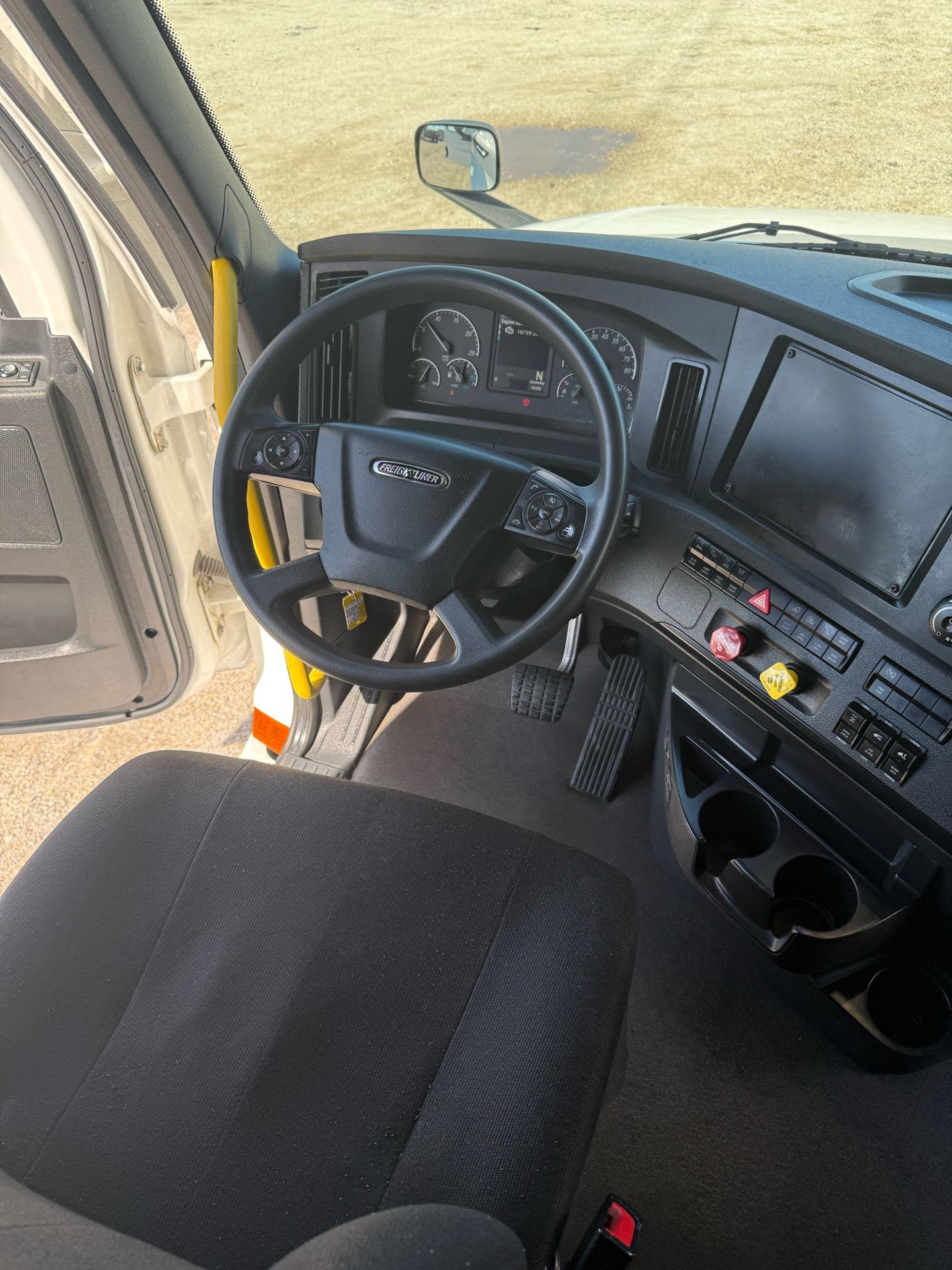 2023 Freightliner - 444k - Just 10,750 Hours! image 17