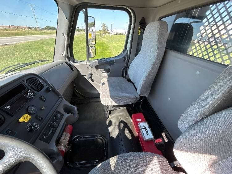 2021 Freightliner M2 image 8