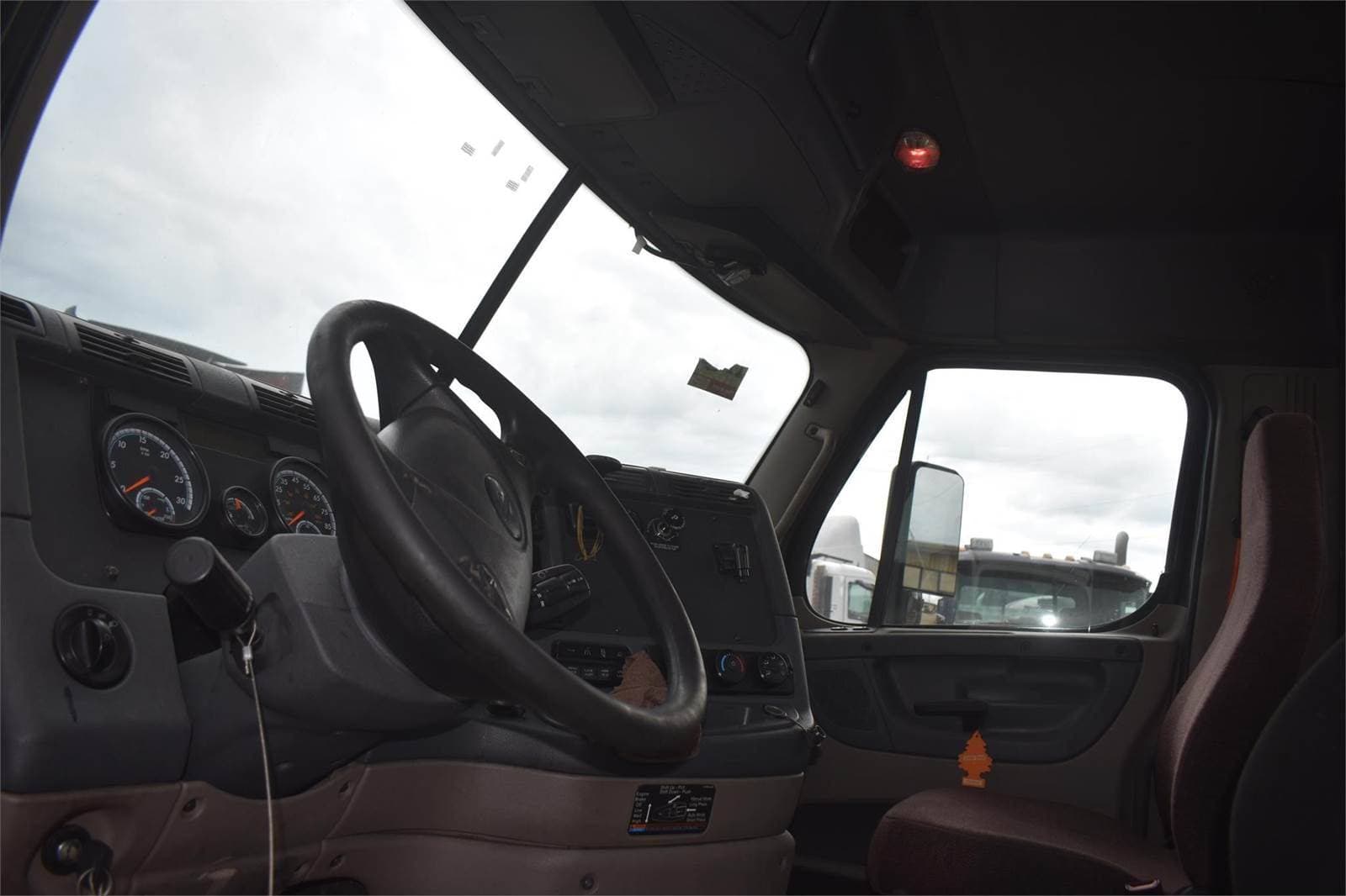 2017 Freightliner Cascadia 113 image 3