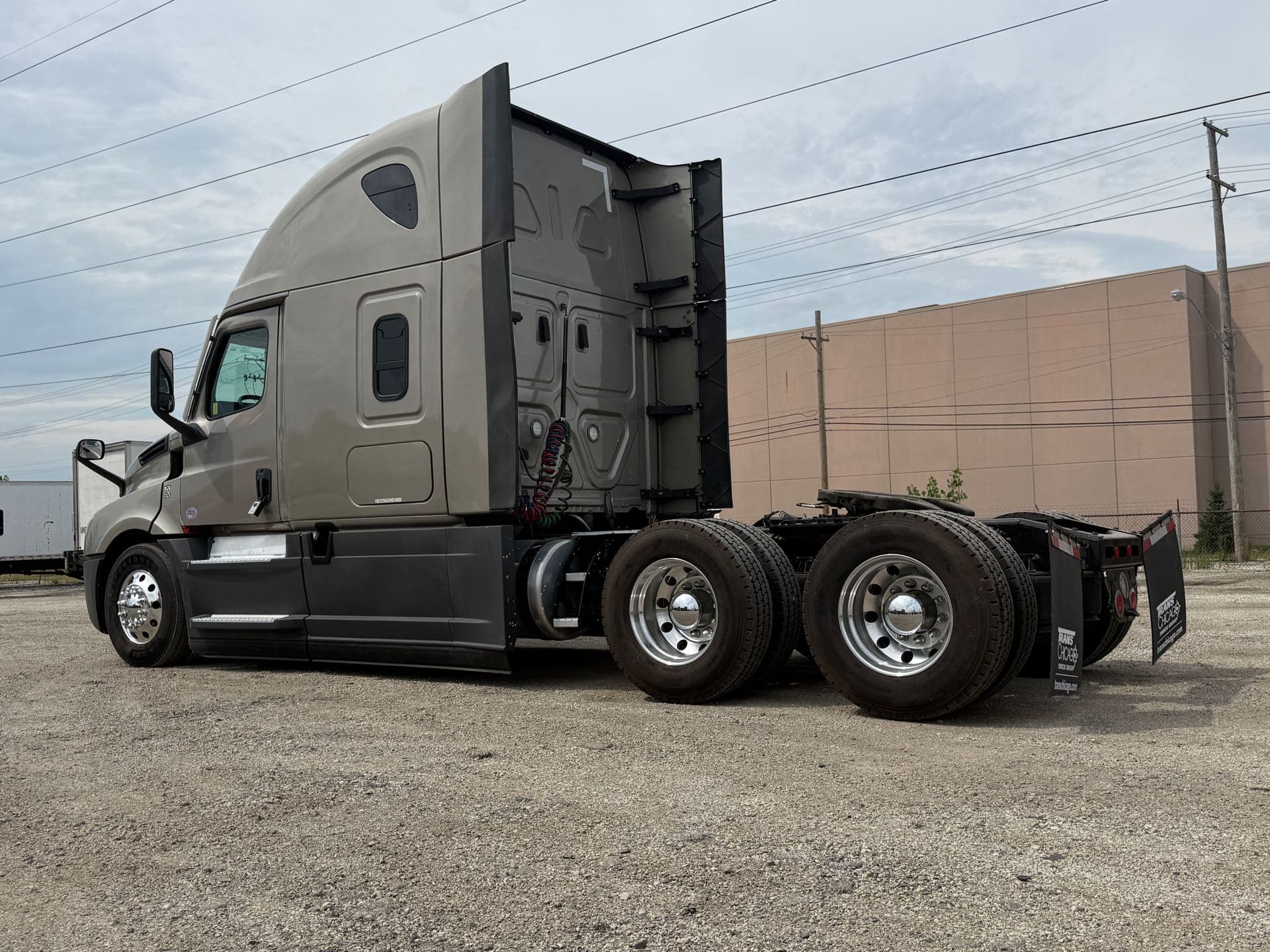 2023 Freightliner - 301k - 455HP - Virgin Tires! image 14