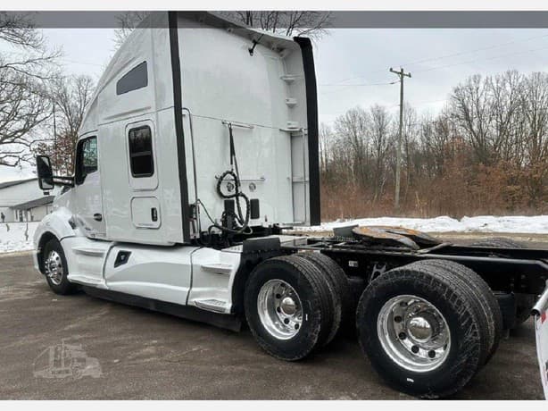 2021 Kenworth T680 image 3
