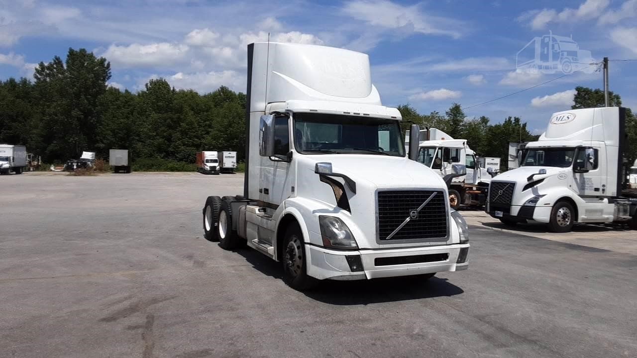 2017 VOLVO VNL64T300 image 2