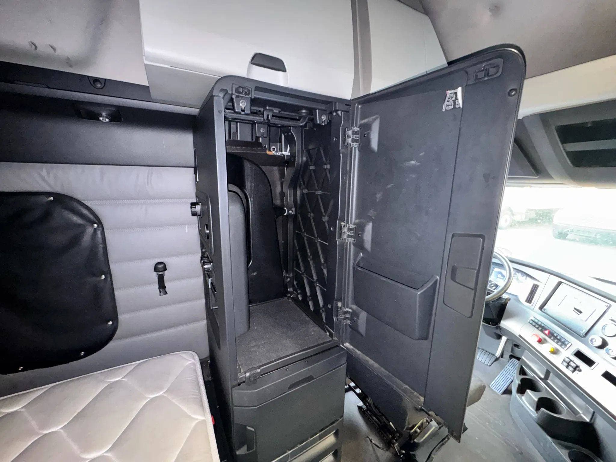 2020 Freightliner Cascadia image 32