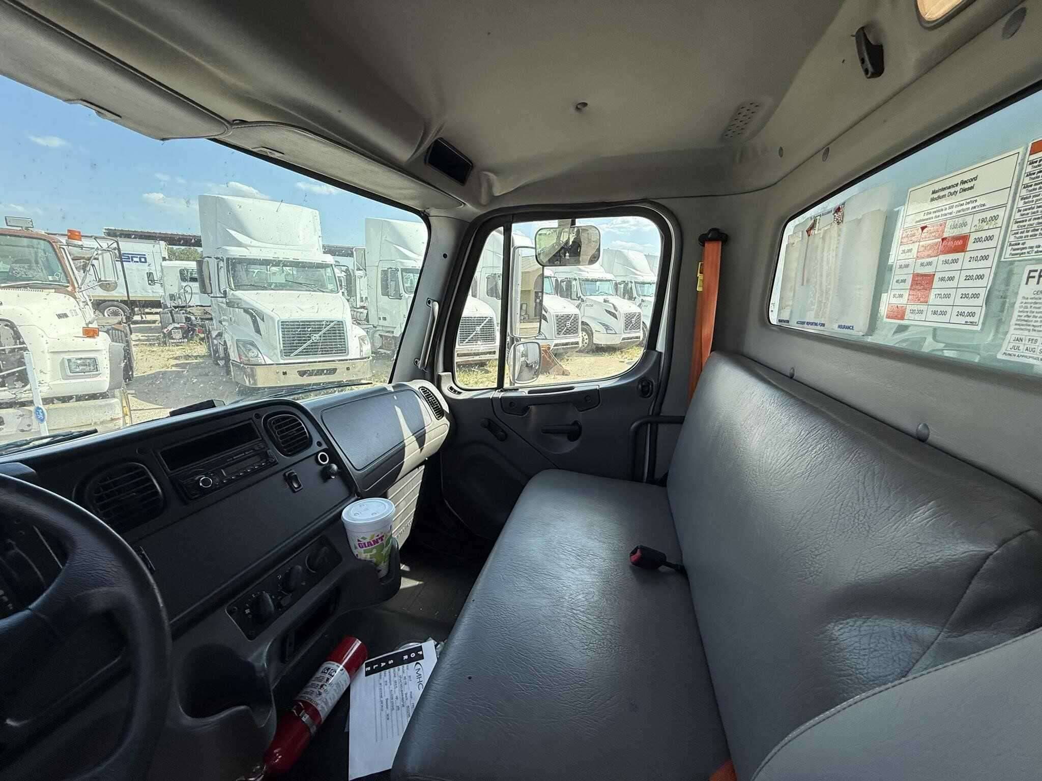2017 Freightliner M2 image 6