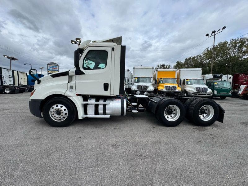 2018 Freightliner Cascadia image 3