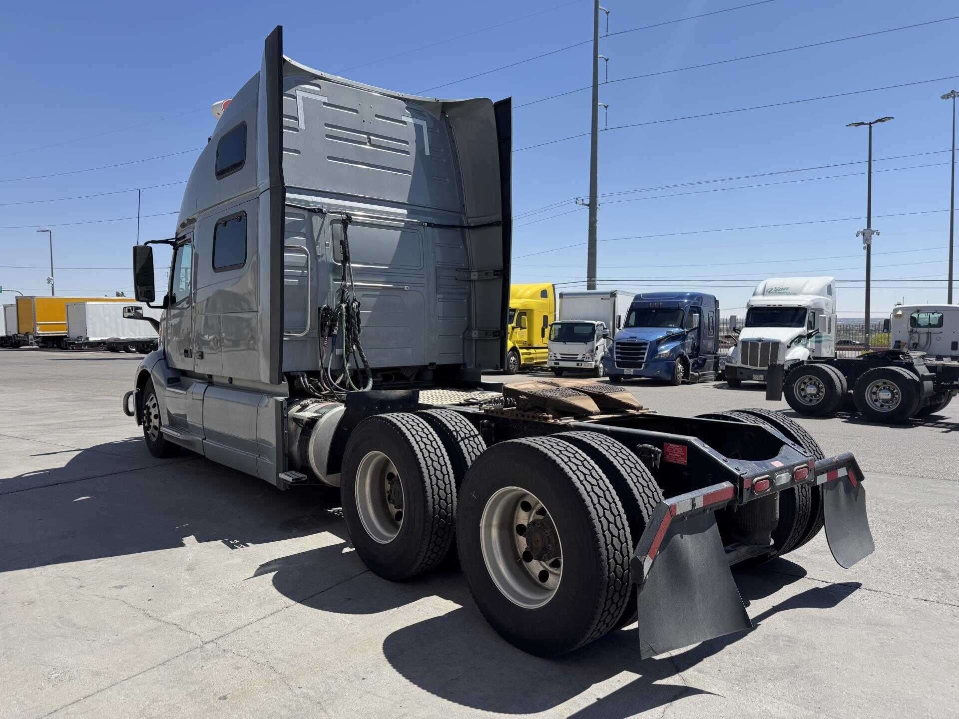 2020 Volvo VNL image 4
