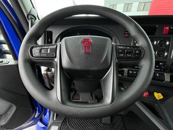 2025 Kenworth T880 image 17