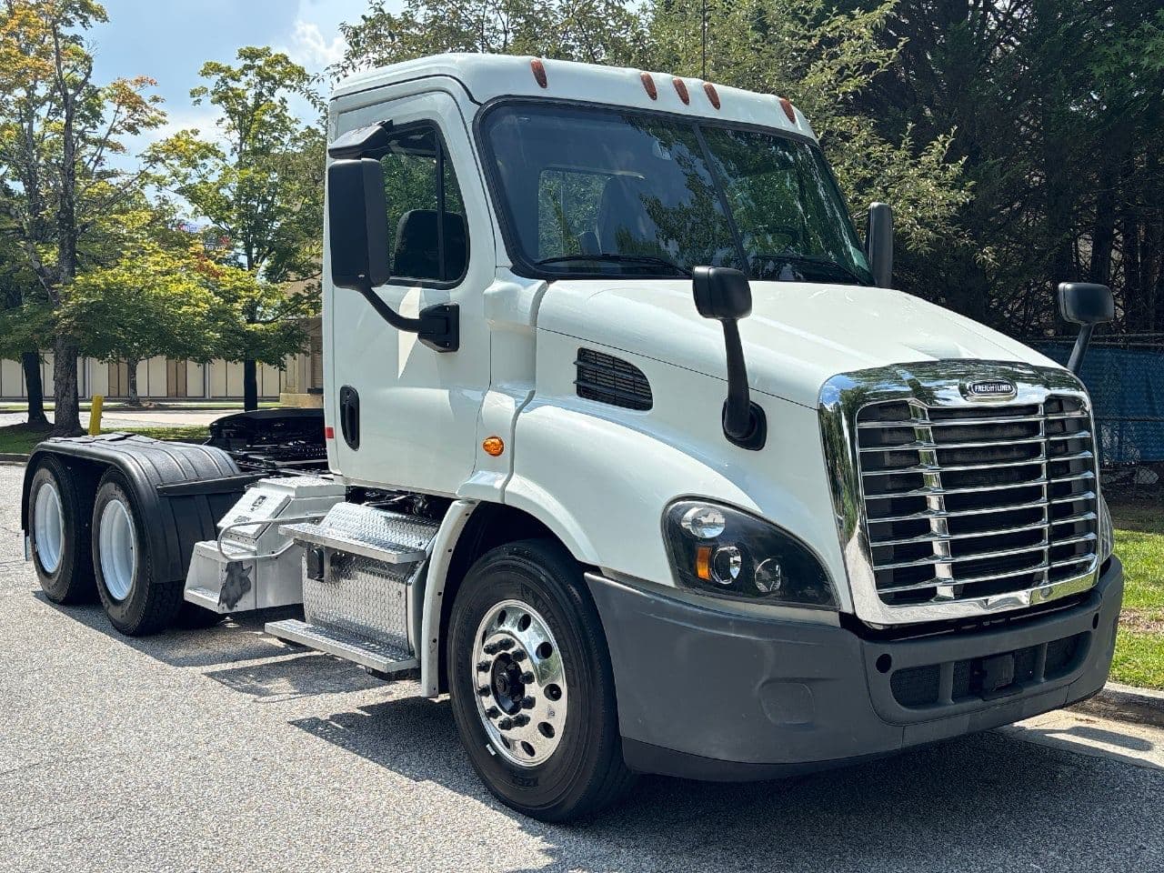 2019 Freightliner Cascadia 113 image 2