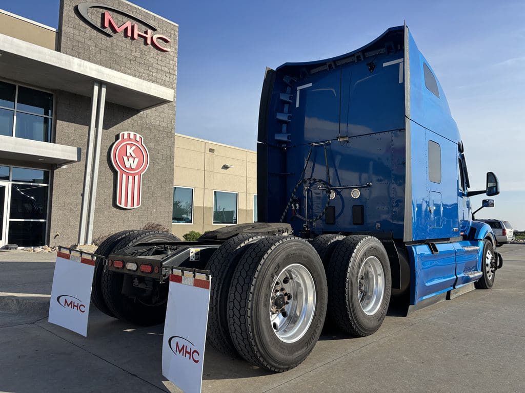 Used 2022 PETERBILT 579 image 16