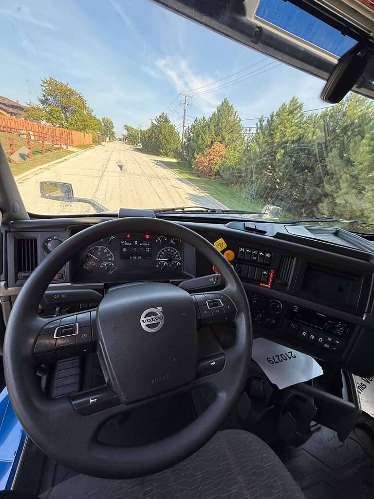 2021 Volvo VNL image 7