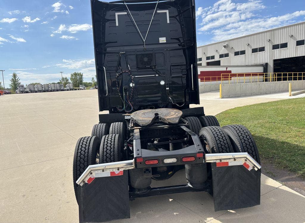 2023 Volvo VNL image 4