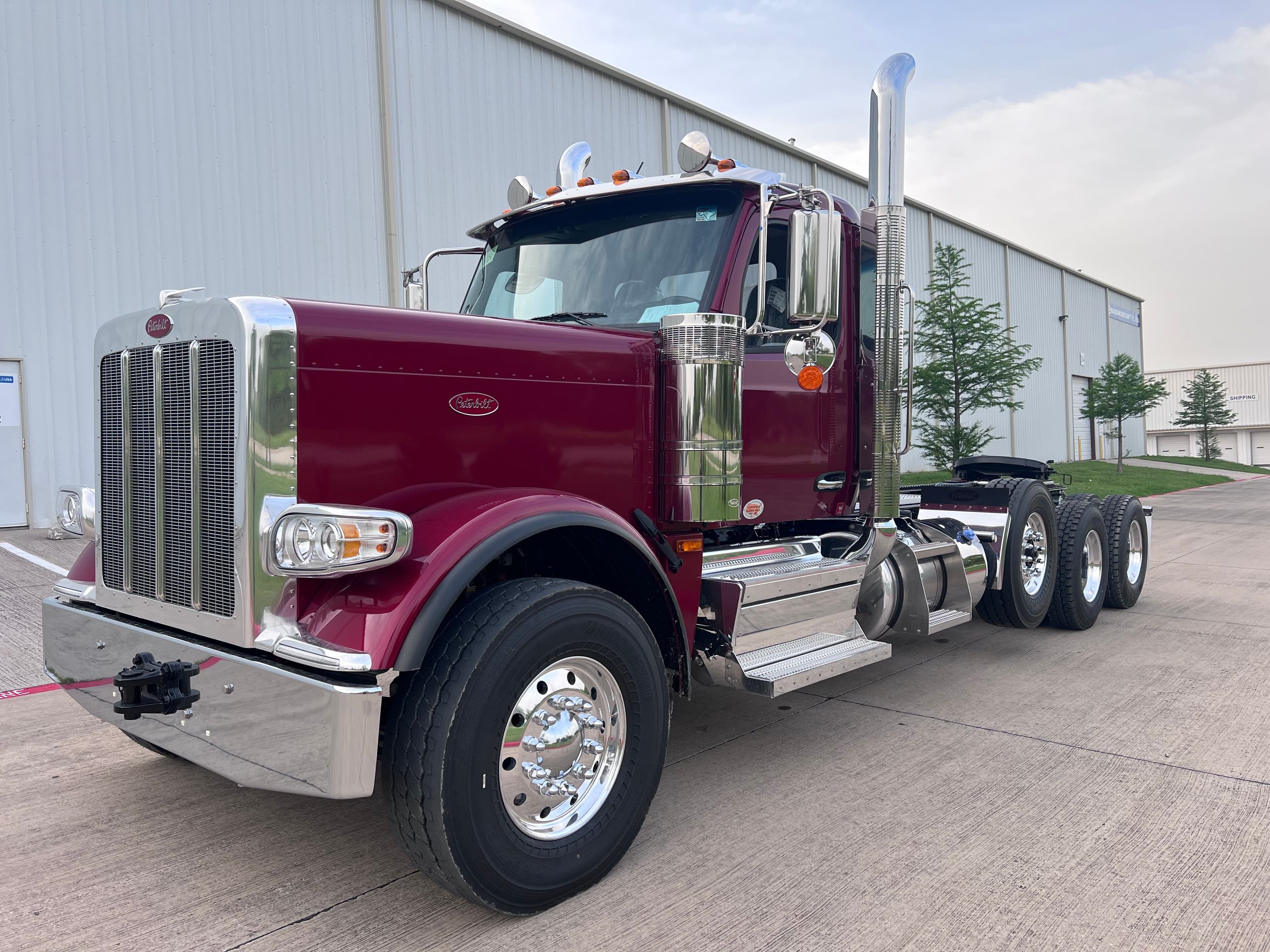 2026 Peterbilt 589 image 1