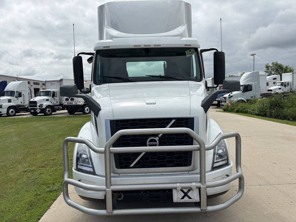 2019 Volvo VNR image 8