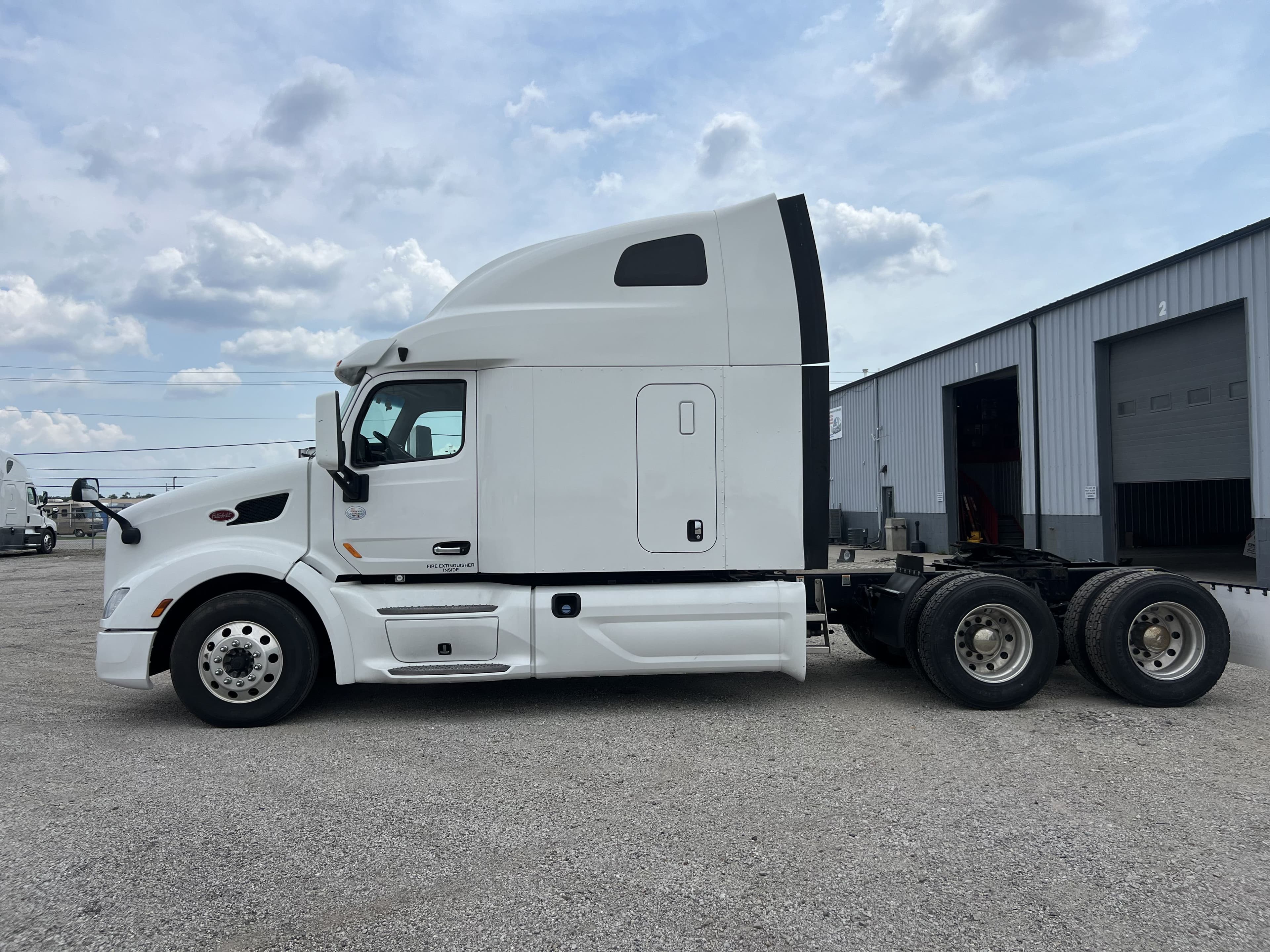 2022 Peterbilt 579 image 2