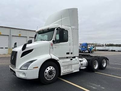 2021 Volvo VNR image 3
