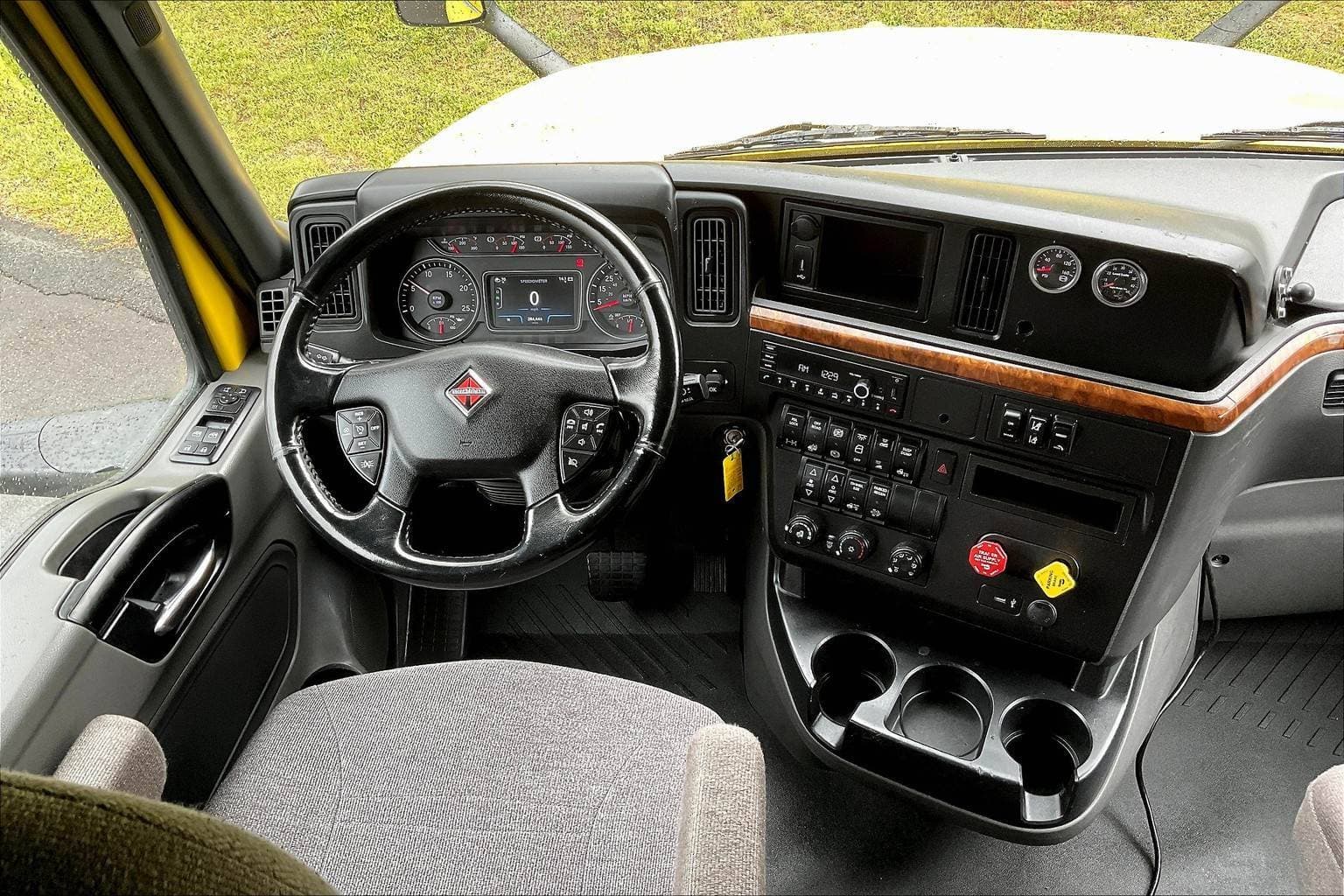 2022 International LT625 Sleeper Semi Truck - 73" Raised Roof Sleeper, A26 400HP, 11 Speed image 5