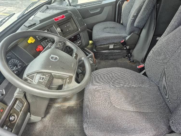 2023 Volvo VNL64760 image 6
