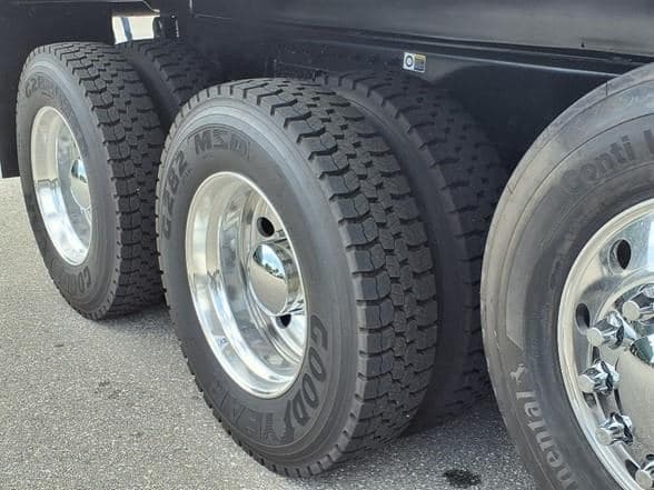 2025 Kenworth T880 image 11