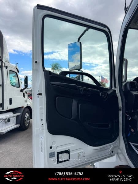 2020 Hino 268 image 11