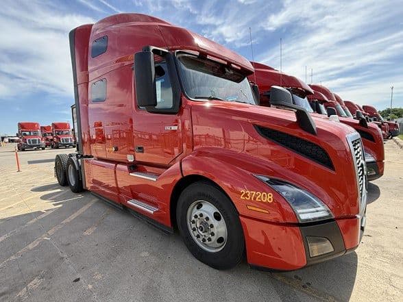 2023 Volvo VNL64T760 image 3