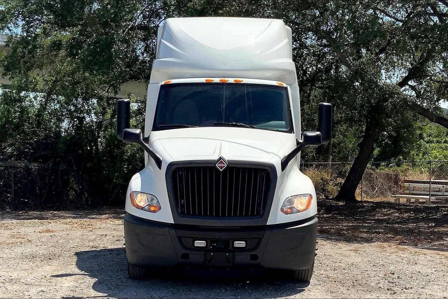 2021 International LT625 image 3