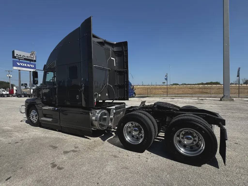 Used 2021 MACK Conventional - Sleeper Truck image 5