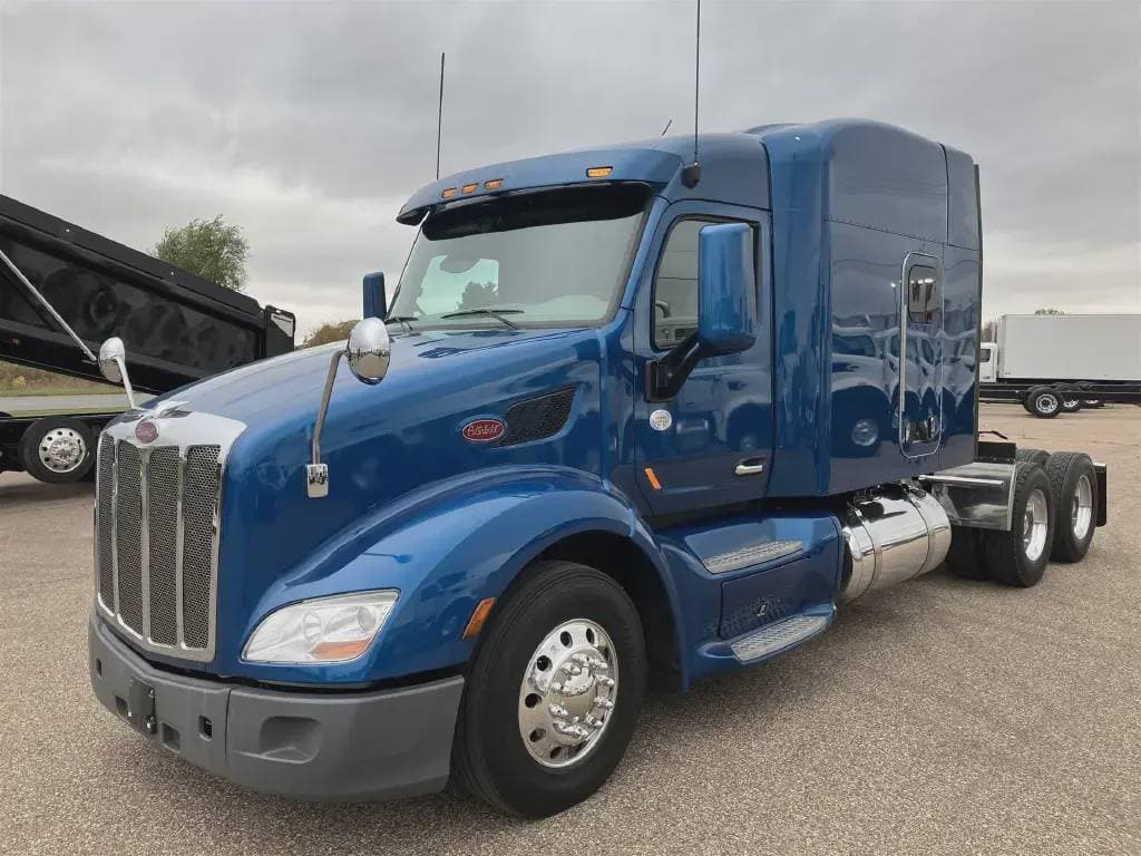 2022 Peterbilt 579 image 1
