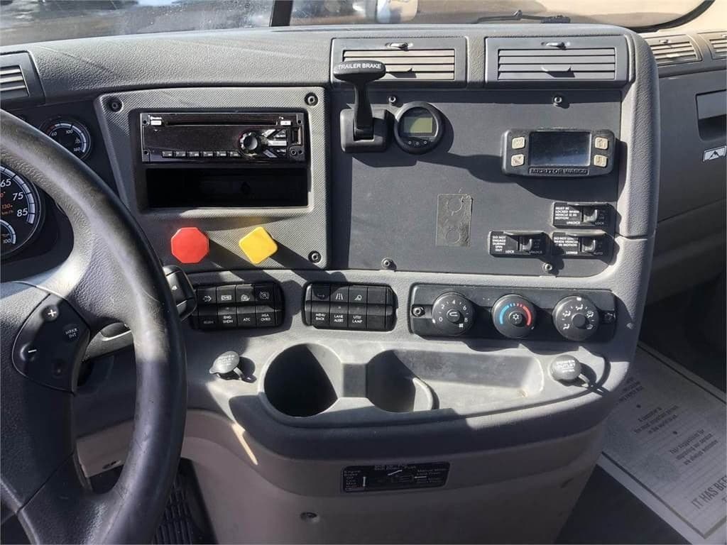 2018 Freightliner Cascadia image 11
