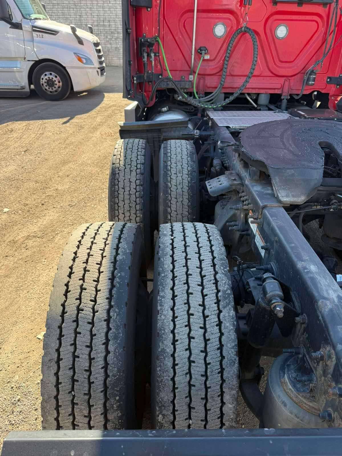 2022 Freightliner Cascadia  image 7