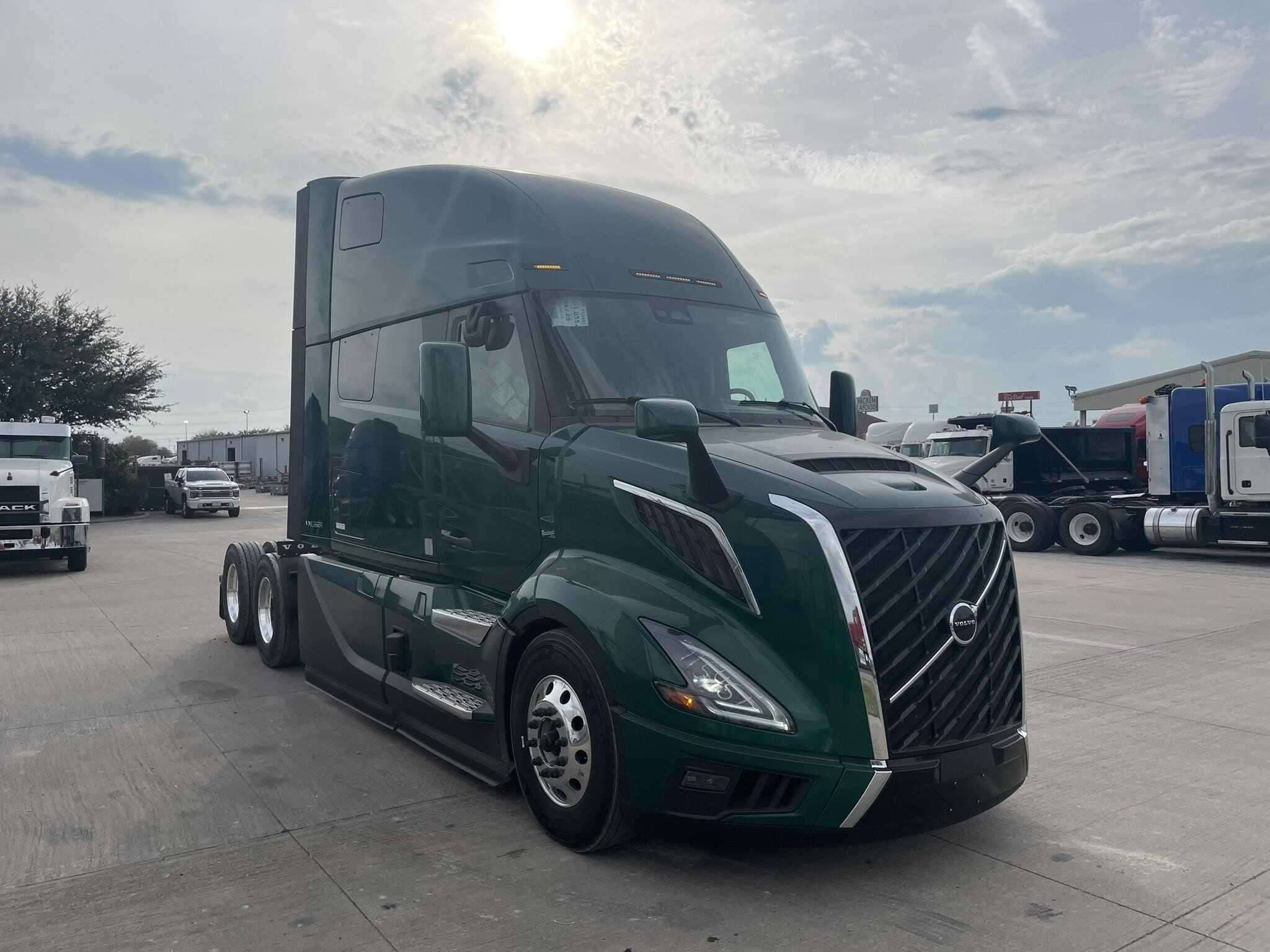 2026 Volvo NEW VNL image 2