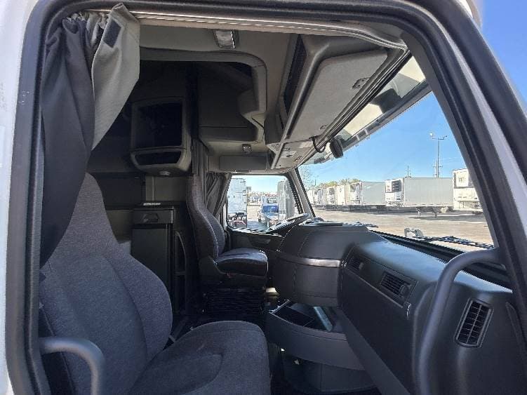 2022 Volvo VNL image 8