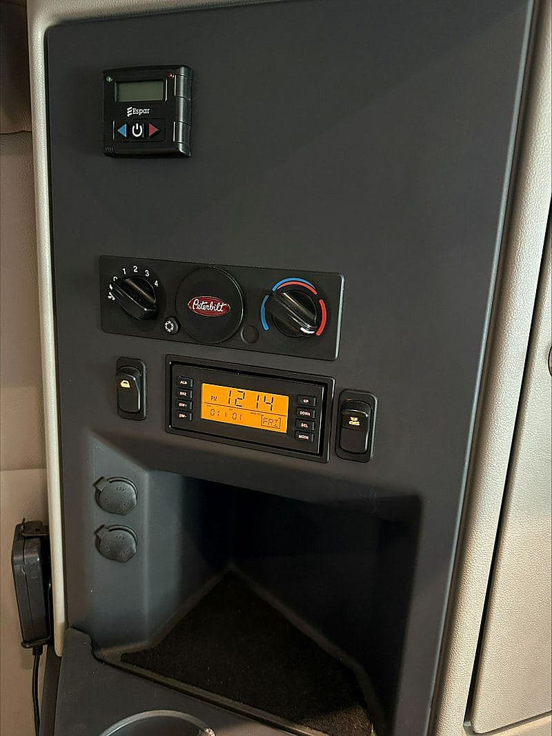 2021 Peterbilt 579 image 9