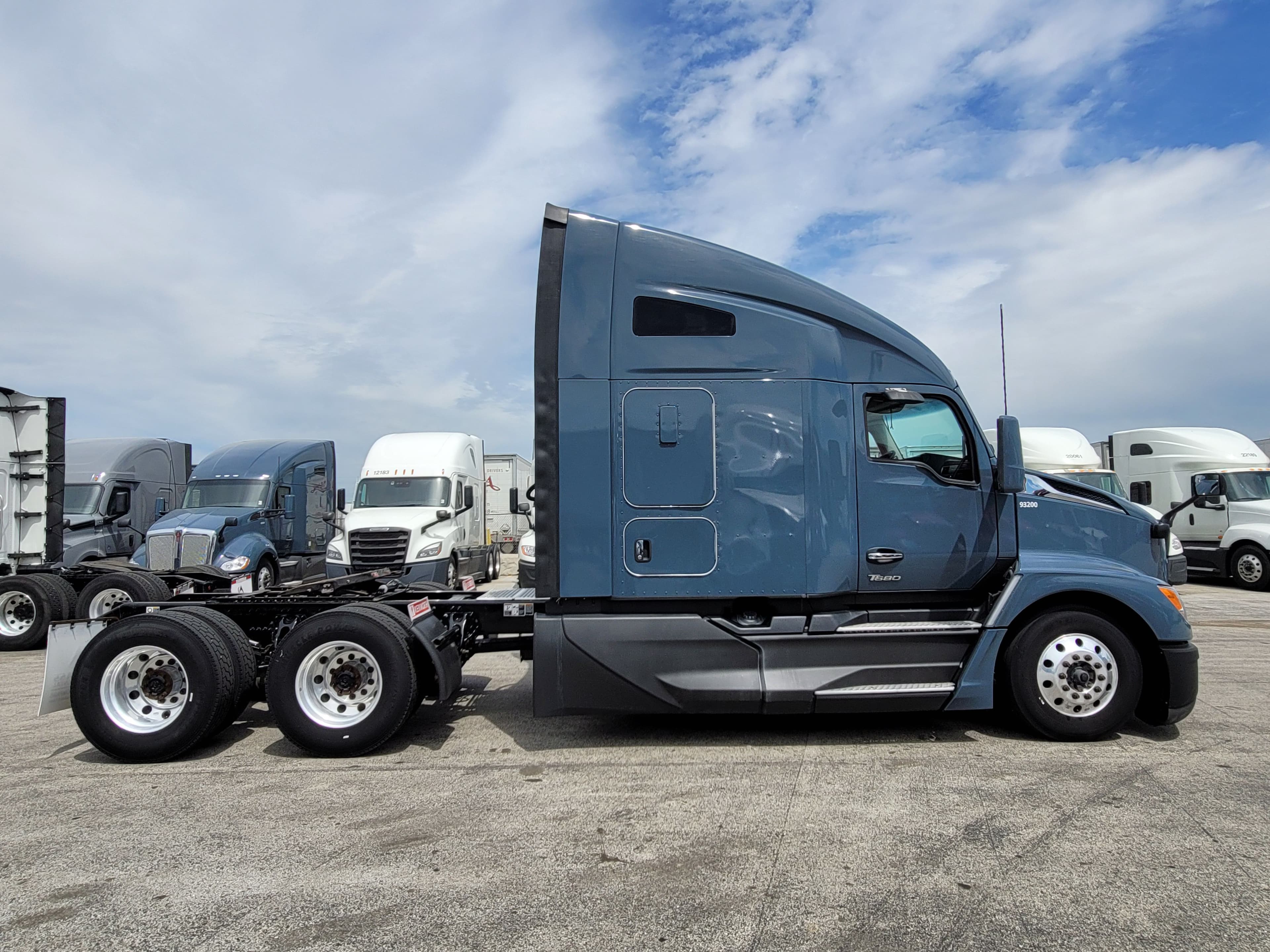 2023 Kenworth T680 image 4