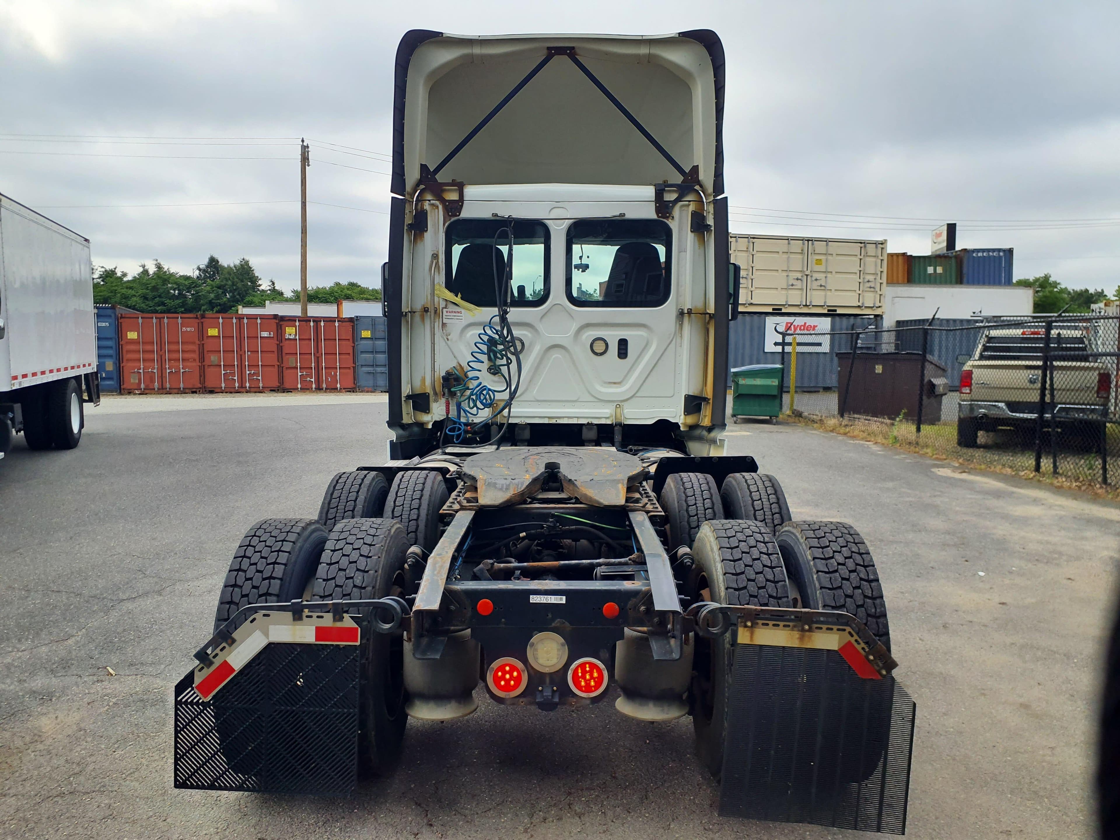 Used 2019 FREIGHTLINER Conventional - Day Cab - CASCADIA 125 image 6