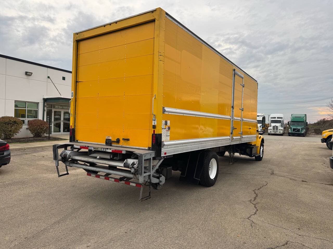 2018 Freightliner M2 106 image 4