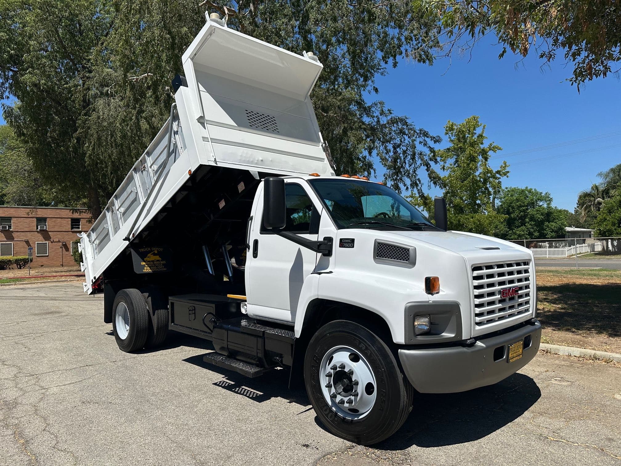 2009 GMC TOPKICK C7500 Dump Truck image 1