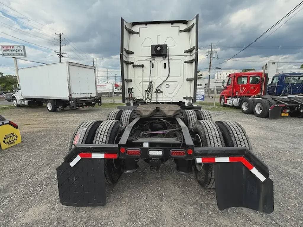Used 2020 FREIGHTLINER Conventional - Sleeper Truck image 4
