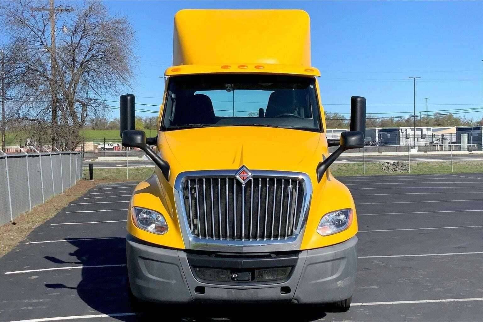 2019 International LT625 image 3