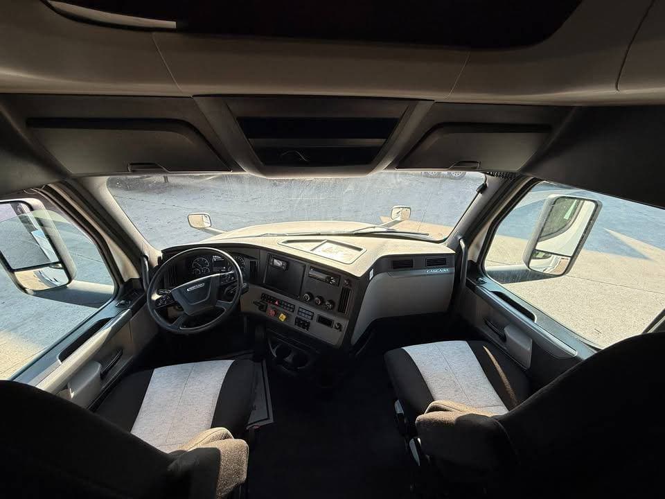 2020 Freightliner Cascadia image 13