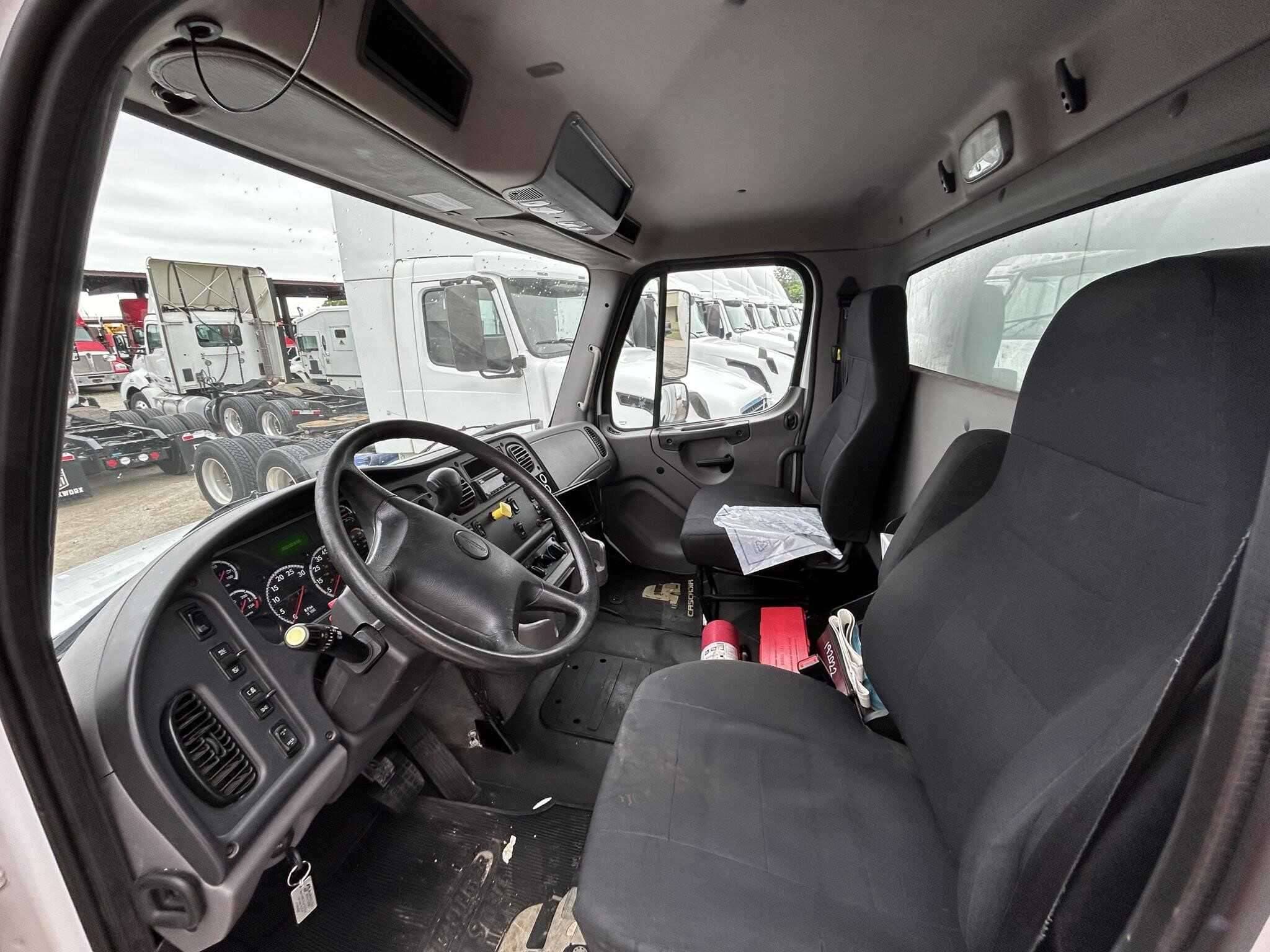 2019 Freightliner M2 image 8