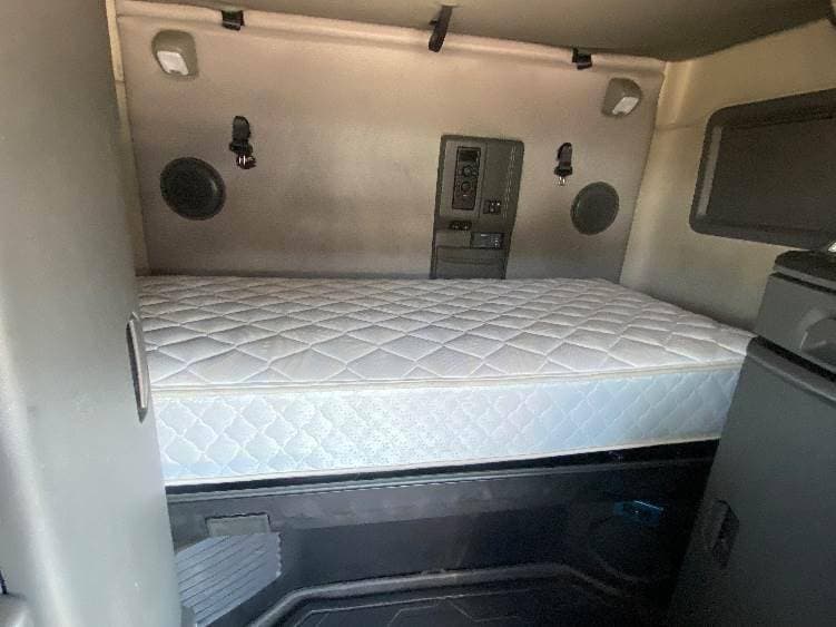 2022 Volvo VNL image 13