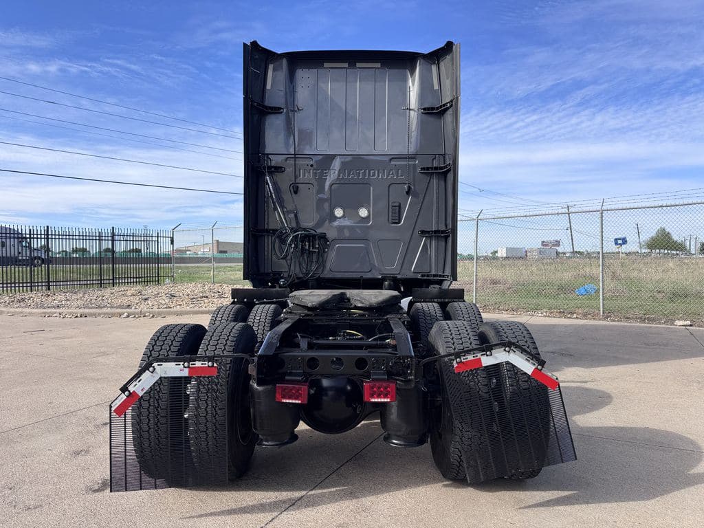 Used 2021 INTERNATIONAL LT625 image 5